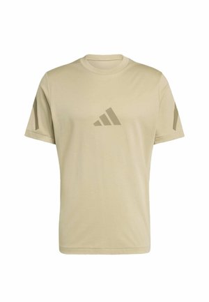 Camiseta deportiva beige de manga corta con cuello redondo y logo de Adidas tricolor centrado en el pecho y las mangas.