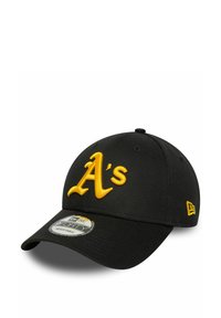 Gorra de béisbol negra de tela, con un bordado amarillo del logo "A's" en la parte frontal, con visor curvado y correa ajustable en la parte posterior.