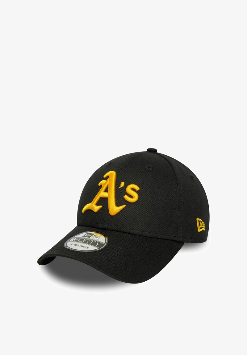Gorra de béisbol negra de tela, con un bordado amarillo del logo "A's" en la parte frontal, con visor curvado y correa ajustable en la parte posterior.