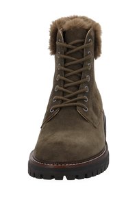 Stivale in suede verde oliva con lacci, colletto in pelliccia sintetica, punta rotonda, suola in gomma nera robusta e occhielli metallici per i lacci.