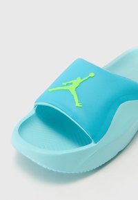 Jordan JORDAN FRANCHISE SLIDE - Chinelos de piscina - blue/electric green