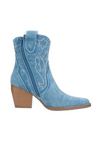 Botín de denim azul claro hasta el tobillo con puntera puntiaguda, cierre de cremallera y costuras decorativas en blanco. Tacón apilado marrón y parche en la parte superior.