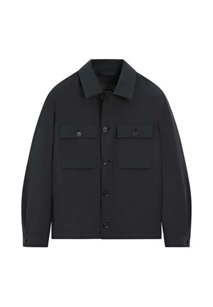 Ciemnogranatowa kurtka zapinana na guziki z dwoma przednimi kieszeniami z klapkami i długimi rękawami, ułożona płasko na białym tle.