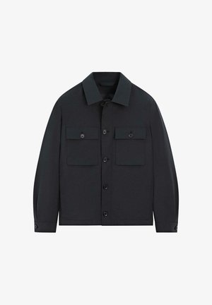 Veste boutonnée bleu marine foncé avec deux poches à rabat à l'avant et manches longues, étalée à plat sur un fond blanc.