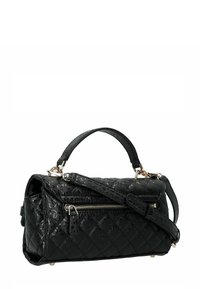 Sac à main en cuir matelassé noir avec poignée supérieure, bandoulière amovible et poche zippée à l'avant sur fond blanc.