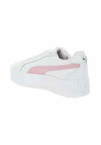 Białe sneakersy z różowymi akcentami, z gładką skórzaną cholewką, okrągłym noskiem, grubą podeszwą i teksturowanymi detalami po bokach.