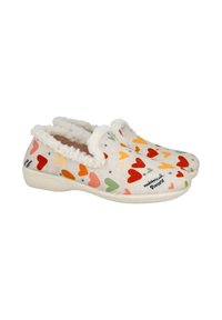 Un par de zapatillas blancas con patrones coloridos de corazones y un suave forro de felpa en los bordes, diseñadas para la comodidad en interiores.
