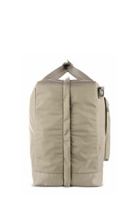 Sac à dos en nylon beige de forme rectangulaire, structure rembourrée, bretelles réglables et une poche zippée latérale. Texture lisse.