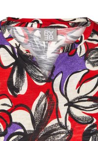 Bluse mit Blumenmuster in Rot, Lila, Schwarz und Weiß, mit einem Mandarin-Kragen und glattem, strukturiertem Stoff.