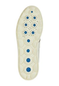 Suola delle scarpe in gomma bianca con accenti circolari blu. Presenta un design di presa a motivo e fori di ventilazione per la traspirabilità.