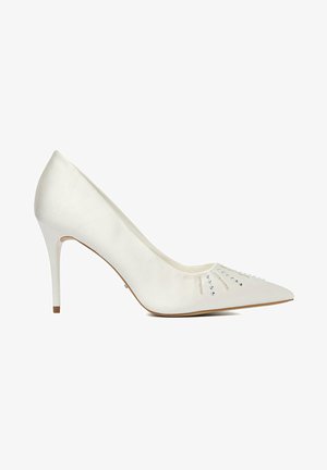 Weißer Satin-Pumps mit spitz zulaufender Zehenpartie, kleinem Strassbesatz im Zehenbereich, schlankem Design und dünnem Absatz.