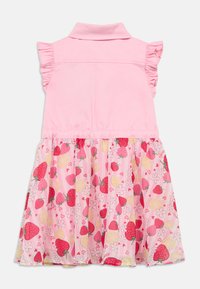 Ροζ φόρεμα με γιακά και φουσκωτά μανίκια, στο φούστα έχει λουλουδάτο και φρουτώδες σχέδιο με φράουλες και λεμόνια.