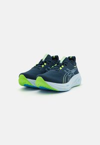 Scarpe da corsa navy con dettagli verde lime e suole bianche. Presentano una tomaia in rete, una punta testurizzata e una suola intermedia imbottita.