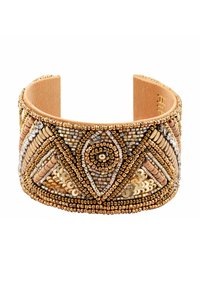 Bracelet en jonc mettant en valeur un travail de perles complexe dans des tons dorés et bruns, avec un dos en cuir et des motifs décoratifs en sequins.
