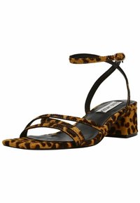 Sandal med leopardprint og lav blokhæle, der har flere krydsede remme, blød tekstur, og en sort ankelrem med spænde.