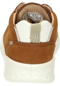 Brązowe zamszowe sneakersy z białym skórzanym elementem na pięcie. Charakteryzują się teksturowanym brązowym wierzchem, białą gumową podeszwą i obszytymi detalami.