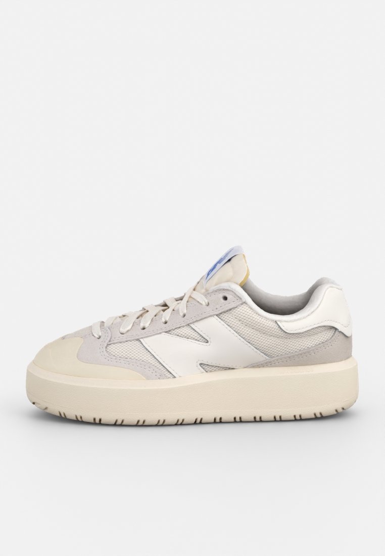 Weiße und hellgraue Sneaker mit einer strukturierten Oberseite, glatten Lederakzenten, runder Zehenpartie und einer dicken Gummisohle. Mit Logodetail.