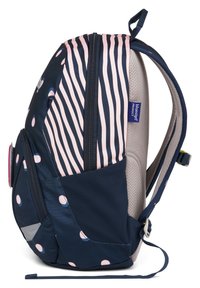 Rucksack aus einer Mischung von marineblauem Stoff mit rosa Punkten und gestreiftem Design. Enthält ein graues Netzpanel und Reißverschlüsse für die Aufbewahrung.