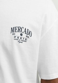 Jack & Jones JORMERCADO TEE SS CREW NECK - Trükipildiga T-särk - bright white