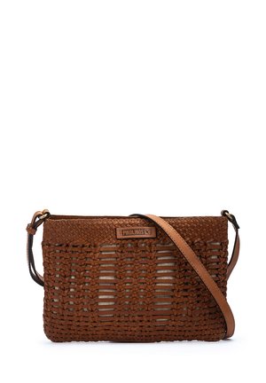 Bolso de piel marrón tejido tipo bandolera con forma rectangular, que cuenta con una correa, costuras visibles y una superficie texturizada.