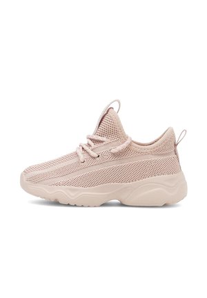 Jasnoróżowe buty sportowe z siateczkową cholewką, zaokrąglonym noskiem, amortyzowaną podeszwą i sznurowaniem. Posiadają pętlę na pięcie.