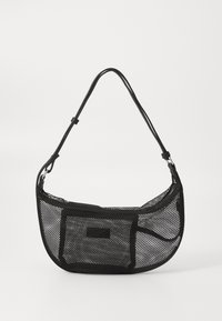 Černá síťovaná kabelka s zakřiveným tvarem, se stavitelnými popruhy, zipovou kapsou a obdélníkovou nášivkou na přední straně.