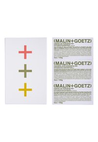 Weißer Kasten mit einem Design aus roten, grünen und gelben Pluszeichen; drei weiße Seifenstücke mit grünen Textetiketten, die mit Hydration und Exfoliation versehen sind.