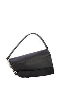 Bolso de hombro de cuero negro con forma estructurada, que presenta un asa delgada y una correa de tela contrastante, herrajes plateados y textura suave.