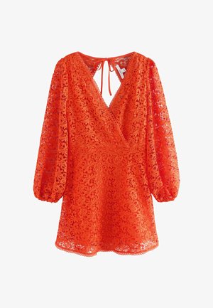 Kratka obleka s kratkimi rokavi, v stilu zavijanja, v svetlo oranžni barvi, izdelana iz nežne čipke z cvetličnimi vzorci in odprtino na hrbtu, z detajlom za zavezovanje.