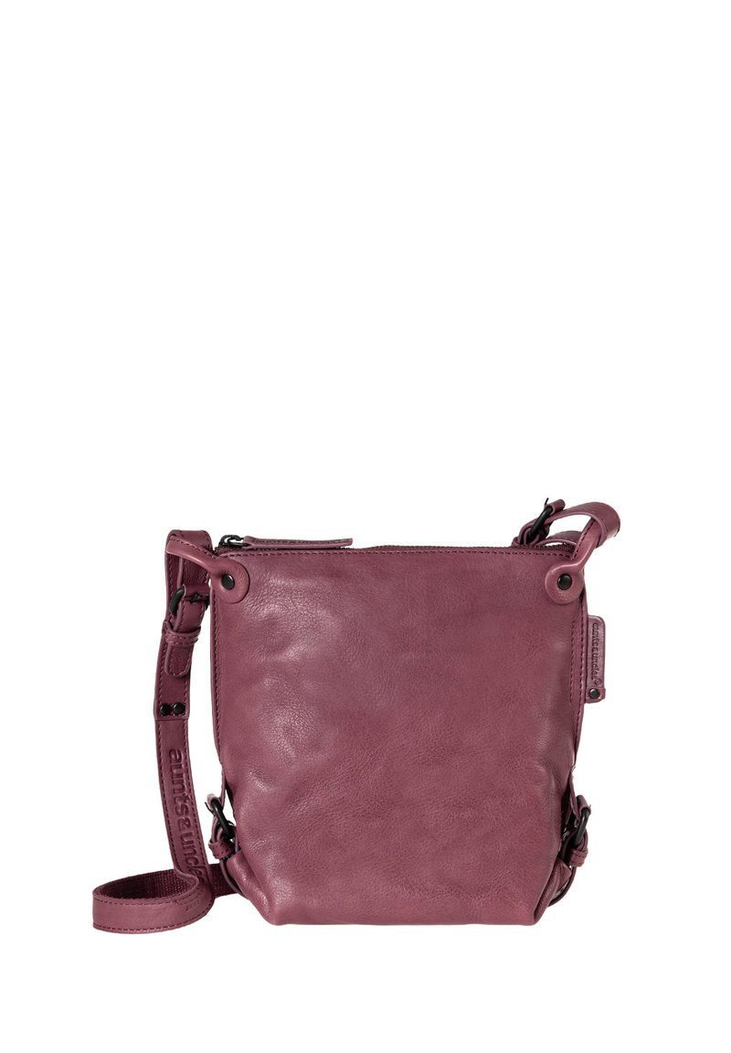 Borsa a tracolla in pelle viola con una texture liscia, chiusura a zip, tracolla regolabile e dettagli in metallo. Design compatto a forma quadrata.