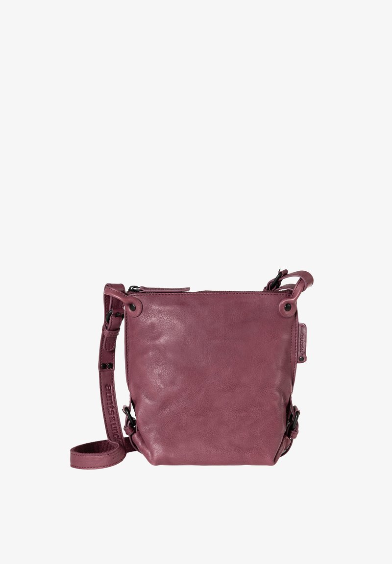 Borsa a tracolla in pelle viola con una texture liscia, chiusura a zip, tracolla regolabile e dettagli in metallo. Design compatto a forma quadrata.