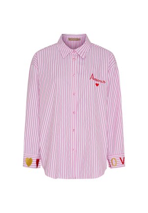 Lyserød og hvidstribet skjorte med lange ærmer, knapper foran, med "Amour" og lille hjertebroderi på brystet samt hjerte og "LOVE" på manchetterne.