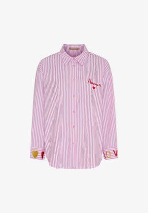 Lyserød og hvidstribet skjorte med lange ærmer, knapper foran, med "Amour" og lille hjertebroderi på brystet samt hjerte og "LOVE" på manchetterne.