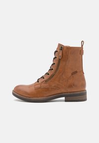 Bottines en cuir marron avec un bout rond, un laçage à l'avant, une fermeture éclair sur le côté et un talon empilé. Fini texturé avec des détails de couture contrastés.