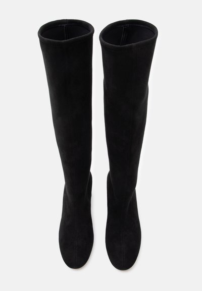 Botas de camurça preta até ao joelho com textura suave, design ajustado e biqueira arredondada com detalhes mínimos de costura.