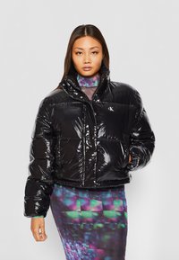 Calvin Klein Jeans - CROPPED SHINY PUFFER - Winterjas - black Miniatuurafbeelding 1