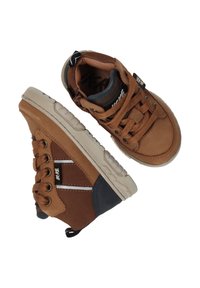 Bruine leren sneakers met vetersluiting, met een gestructureerd oppervlak, contrasterende grijze accenten en een rubberen zool met een onderscheidend patroon.