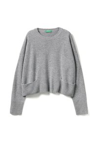 Szary sweter z dzianiny o skróconym kroju, z prążkowanym wykończeniem u dołu i na mankietach. Okrągły dekolt i szerokie rękawy, z bocznymi kieszeniami.