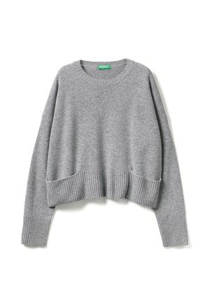 Suéter de punto gris con un diseño recortado, dobladillo y puños acanalados. Cuello redondo y mangas anchas, con bolsillos laterales.