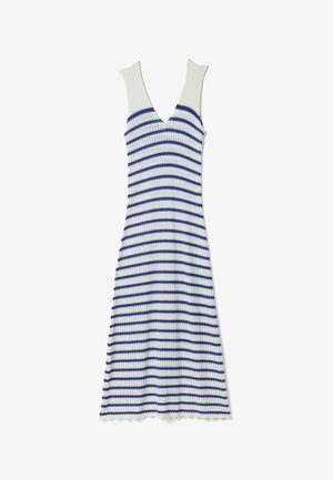 Mouwloze witte gebreide jurk met diepe V-hals en horizontale blauwe strepen, uitlopend aan de onderkant.