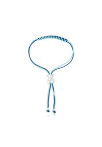 Bracciale intrecciato regolabile blu e teal con un ciondolo a forma di orsetto in argento, caratterizzato da trame lisce e design intrecciato.