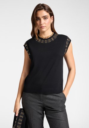Top in maglia nera con maniche corte, presenta decorazioni dorate e argentate lungo il colletto e le spalle, texture liscia e design aderente.
