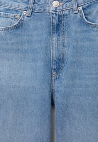 Svetlo modri jeans iz denima imajo klasičen dizajn s petimi žepi, zadrgo in kovinsko gumb s subtilno izblitvijo.