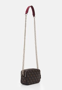 Borsa a spalla realizzata in tessuto scuro con motivo monogram, dotata di tracolla in catena argentata e manico superiore in pelle rossa. Chiusura con zip.