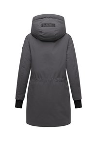 Grijze parka met een capuchon, voorzien van een verstelbare taille, elastische manchetten en een logo op de achterkant. Soepele textuur en een lengte tot halverwege de bovenbenen.