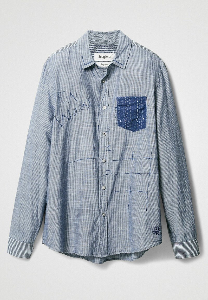 Blau kariertes Langarmhemd aus leichtem Stoff, mit einer aufgesetzten Tasche im Streifendesign und gestickten Details auf der Vorderseite.
