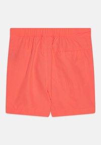 Shorts de bain corail avec une taille élastique, deux poches arrière et des détails de couture visibles. Fabriqués à partir d'un tissu léger et à séchage rapide.
