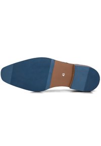 Zool van een schoen met een blauwe rubberen buitenzool met geribbelde textuur, een bruine middenzool en maat 43 in het wit gedrukt.