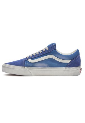 Niebieski i granatowy niski sneaker z białym paskiem po boku, białymi sznurowadłami i zużytą białą podeszwą na białym tle.
