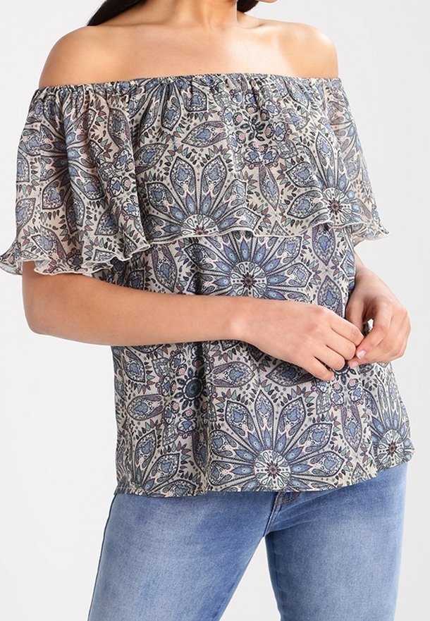 Haut à épaules dénudées en tissu léger avec un motif floral aux tons bleus et gris, manches à volants et coupe ample.